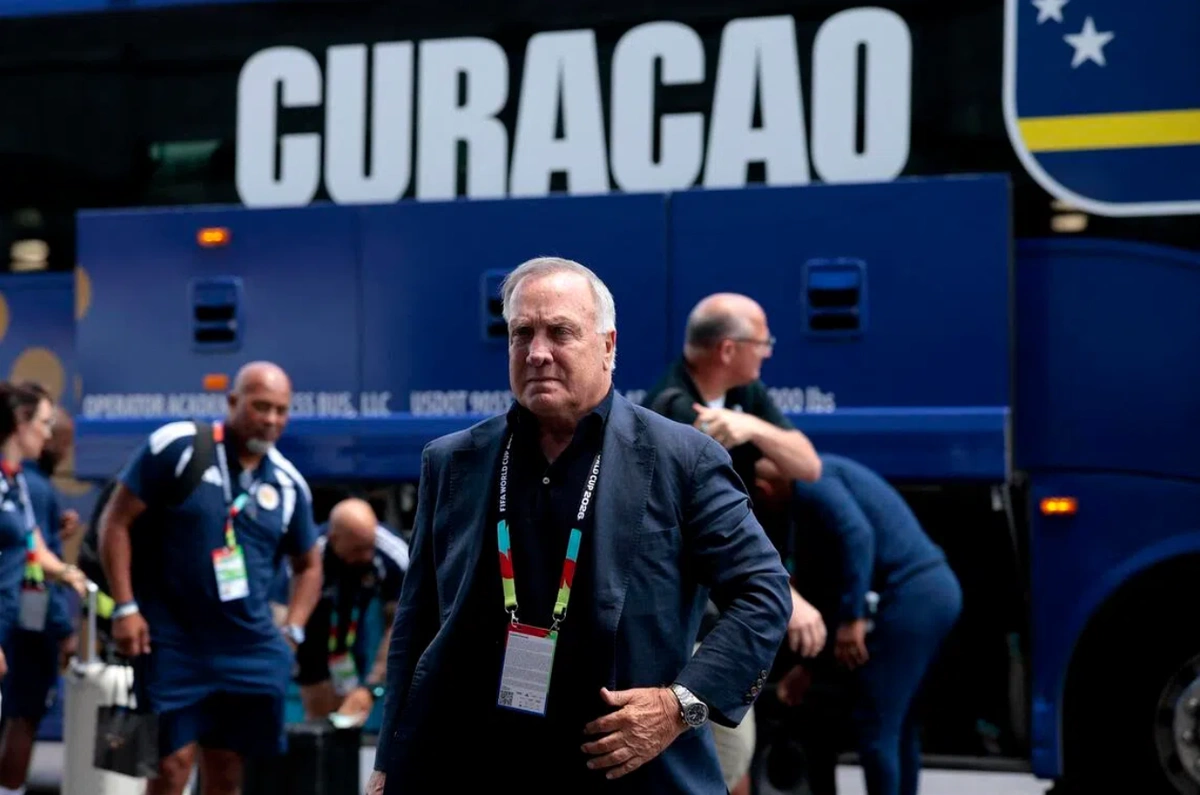 Dick Advocaat dẫn dắt Curacao HLV Dick Advocaat trên đường biên sân cỏ