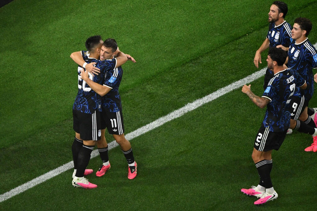 Lautaro Martinez mừng bàn thắng thứ hai cùng Lo Celso trong trận Argentina gặp Jordan ở bảng J World Cup Lautaro Martinez mừng bàn thắng cùng Lo Celso trong trận Argentina gặp Jordan ở bảng J World Cup