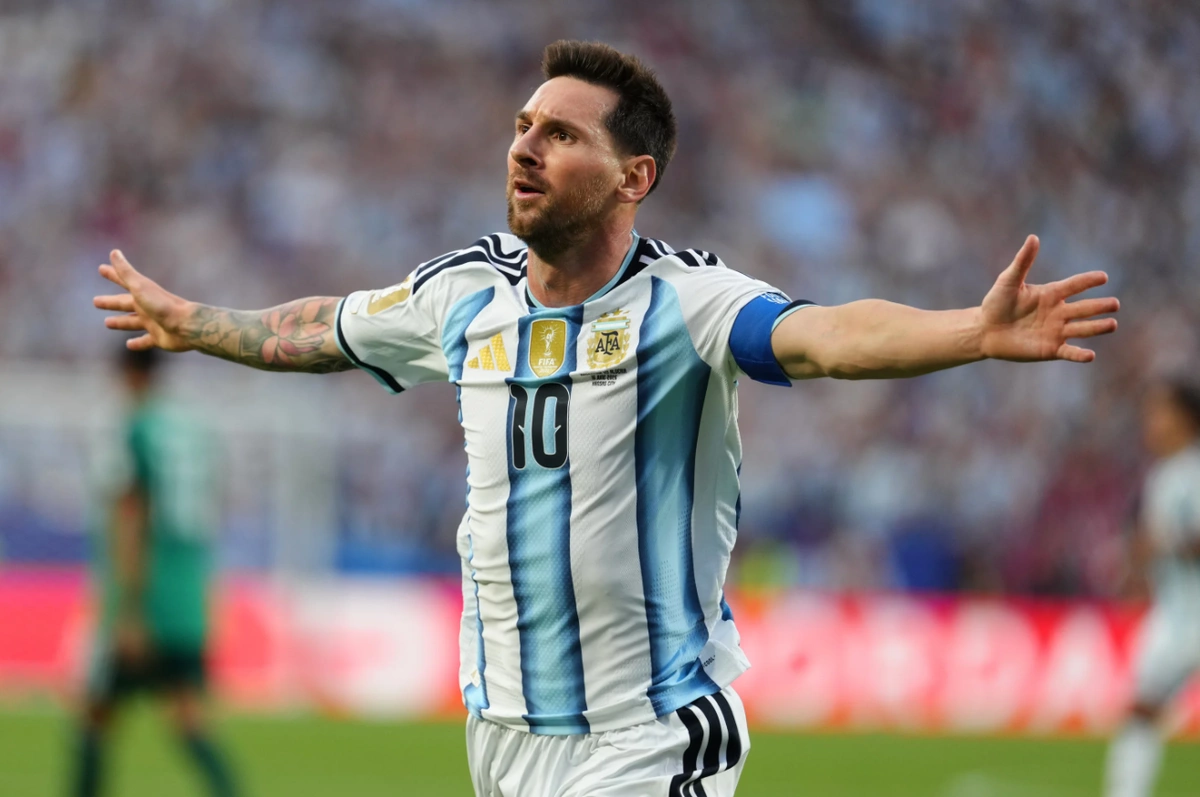 Lionel Messi tỏa sáng tại World Cup Messi đang chuẩn bị sút bóng trên sân