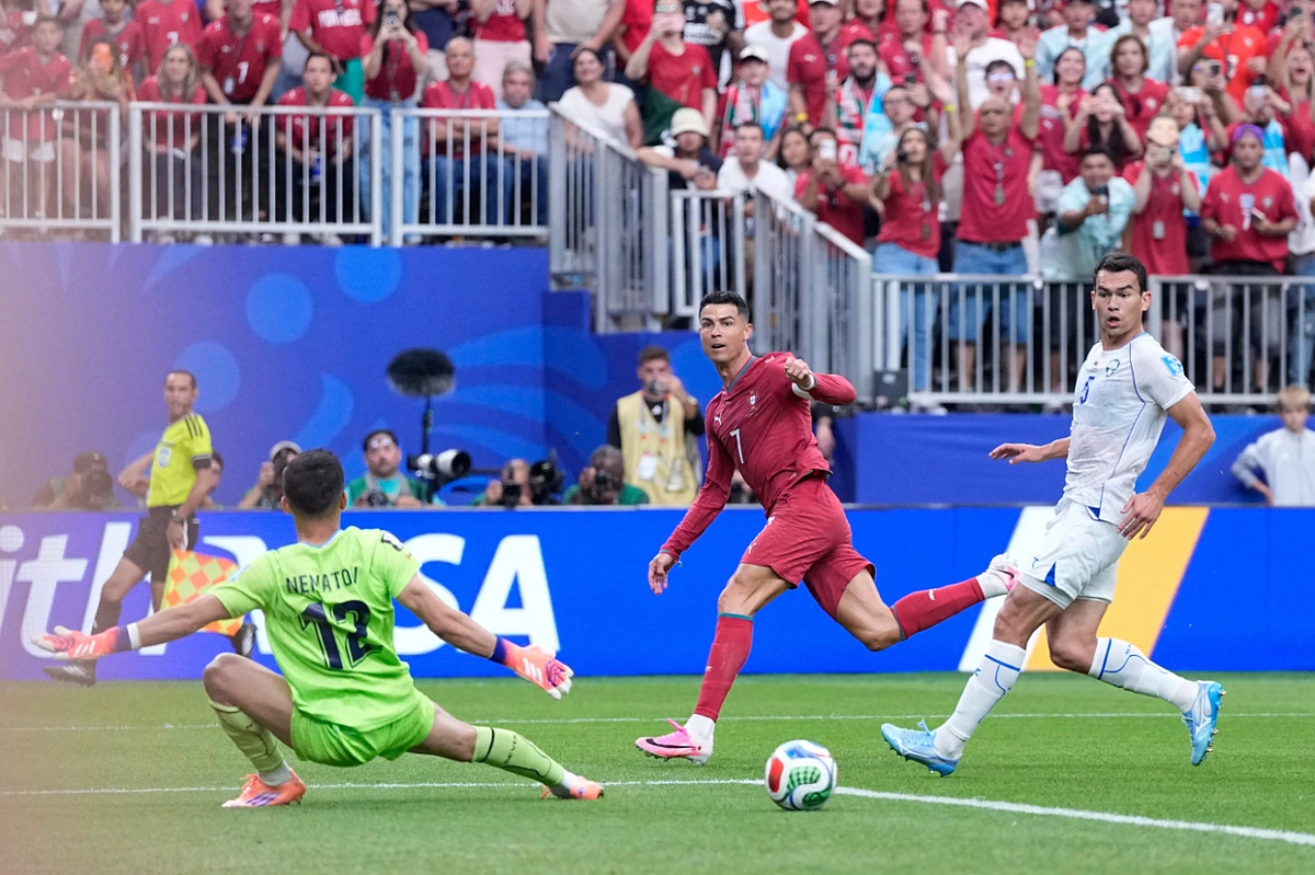 Cristiano Ronaldo lập cú đúp Ronaldo ăn mừng bàn thắng