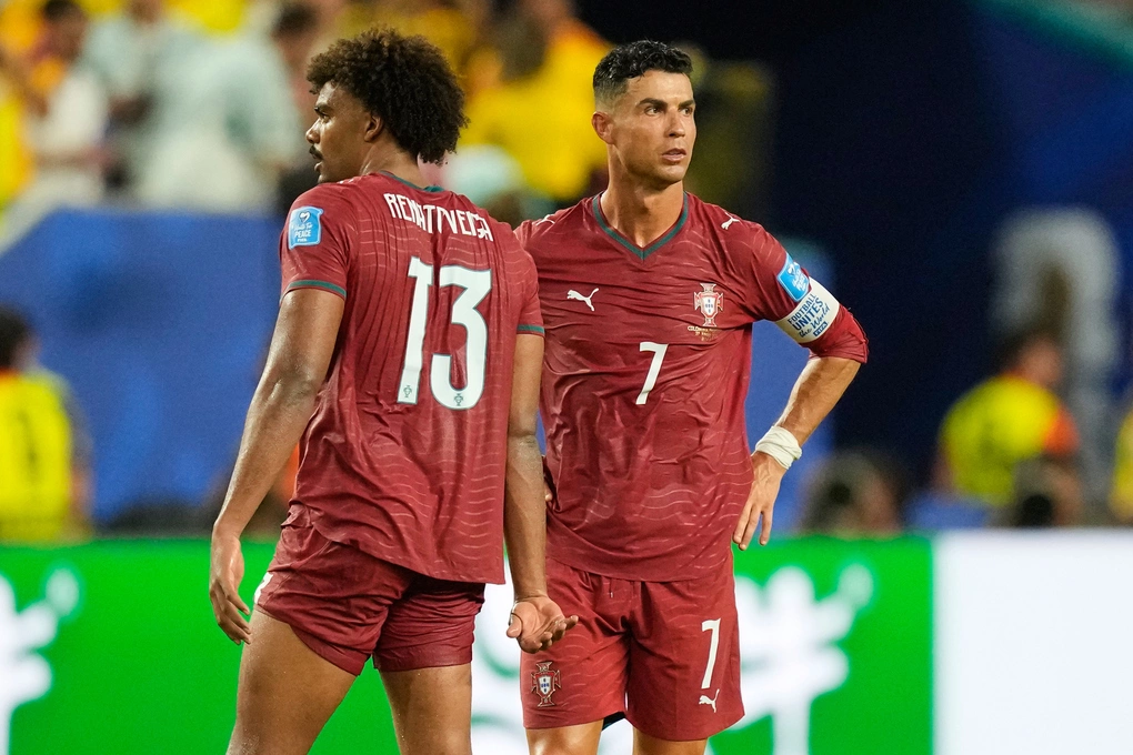Cristiano Ronaldo (phải) và Renato Veiga sau trận Bồ Đào Nha hòa Colombia ở bảng K World Cup 2026 trên sân Miami Gardens, bang Florida, Mỹ ngày 27/6. Ảnh: AP