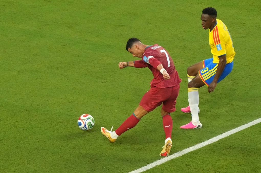 Cristiano Ronaldo (áo đỏ) dứt điểm trong trận Bồ Đào Nha hòa Colombia ở lượt cuối bảng K World Cup 2026 trên sân Hard Rock, Miami, Florida, Mỹ ngày 28/6/2026. Ảnh: AP