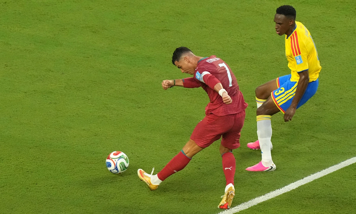 HLV Bồ Đào Nha: 'Chỉ trẻ con mới so sánh Ronaldo với Messi'