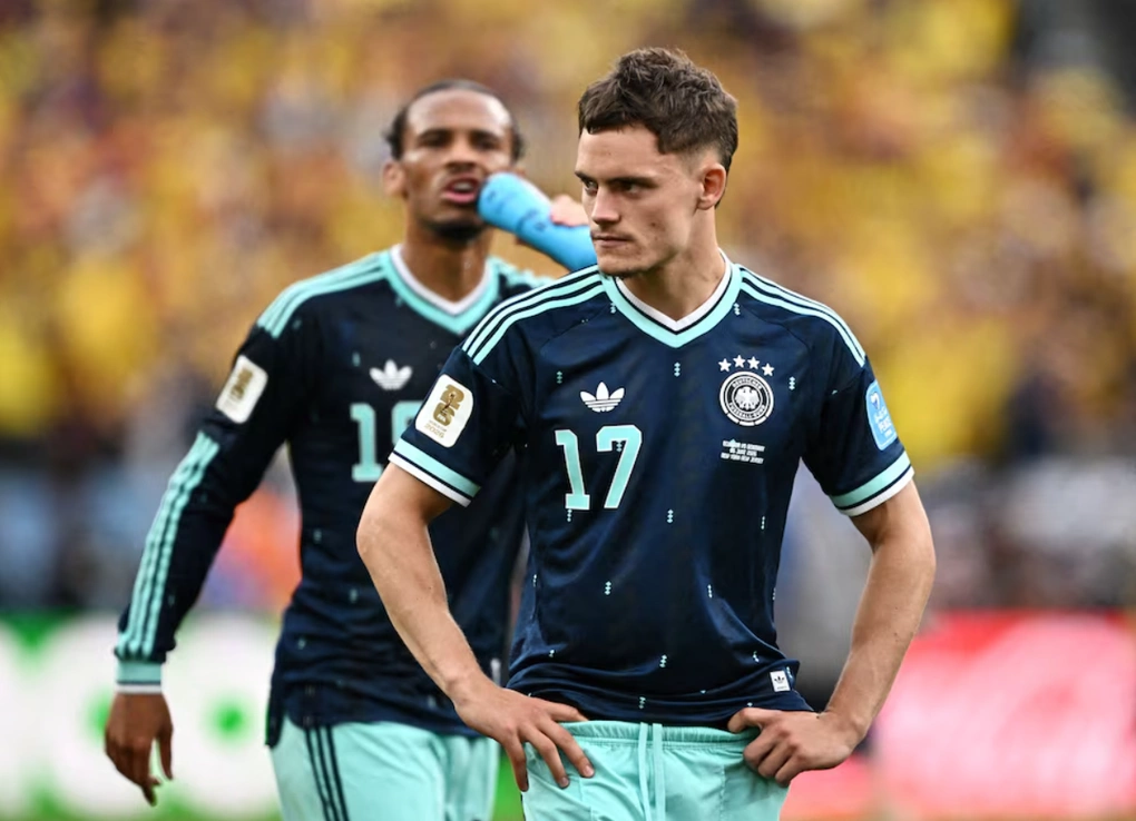 Florian Wirtz (trước) và Leroy Sane thất vọng sau trận Đức thua Ecuador 1-2 ở lượt cuối bảng E World Cup 2026 trên sân MetLife, East Rutherford, New Jersey, Mỹ ngày 25/6/2026. Ảnh: Reuters