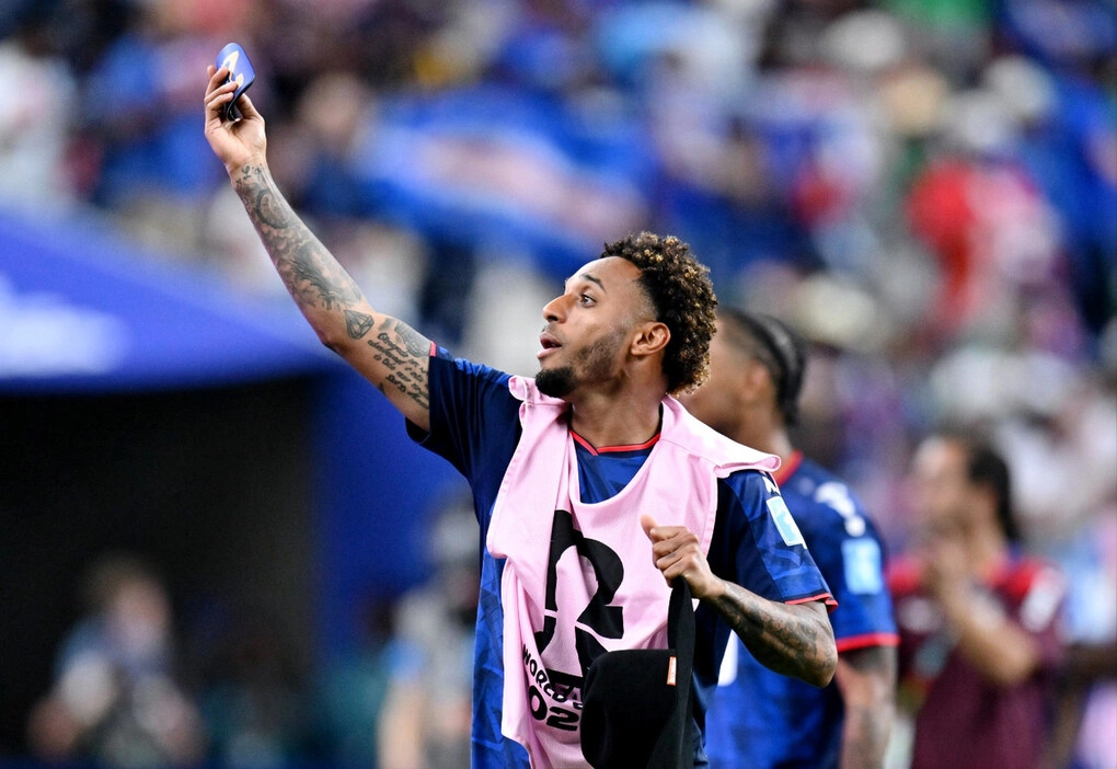 Mendes mừng chiến tích cùng Cape Verde lọt vào vòng knock-out World Cup, sau trận gặp Arab Saudi, trên sân Houston, Texas, Mỹ hôm 26/6. Ảnh: Reuters
