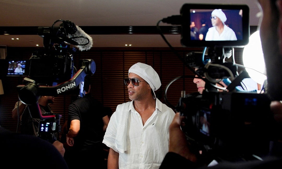 Ronaldinho trở lại thi đấu ở tuổi 46
