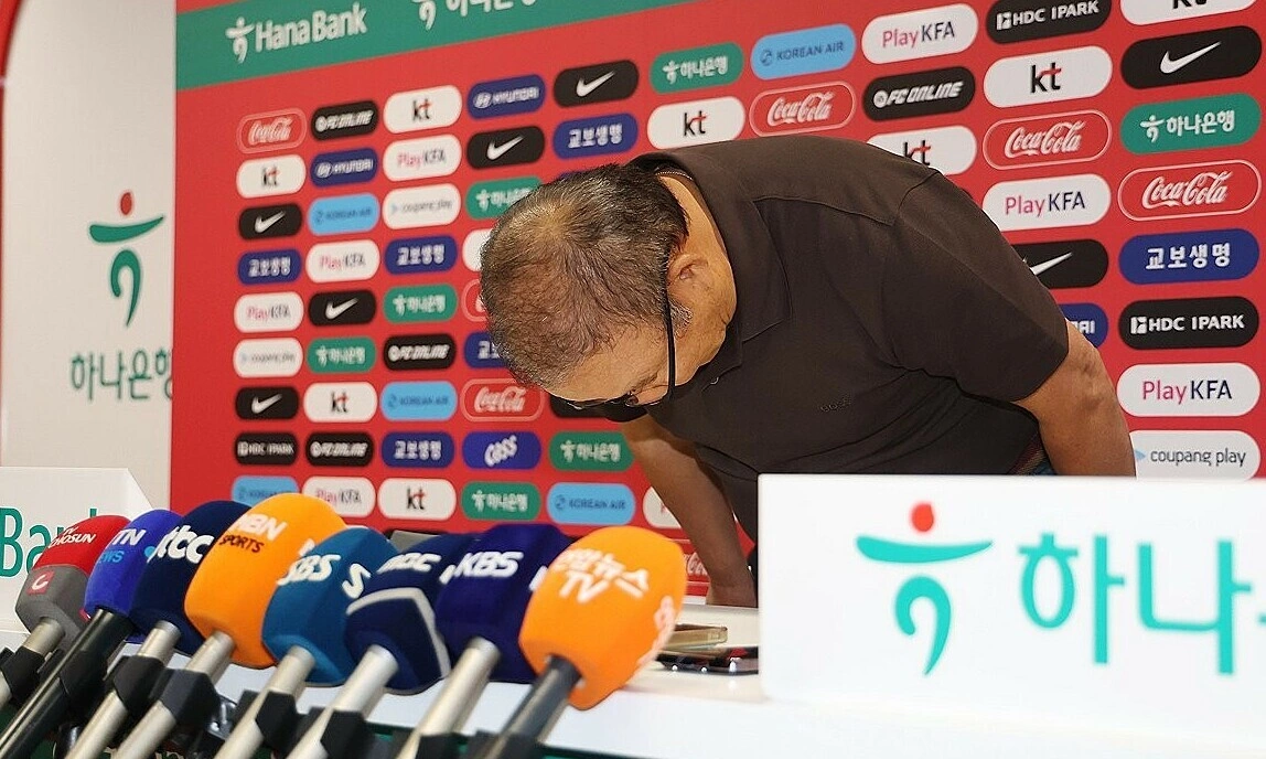 Ông Park cúi đầu xin lỗi khi Hàn Quốc thất bại ở World Cup