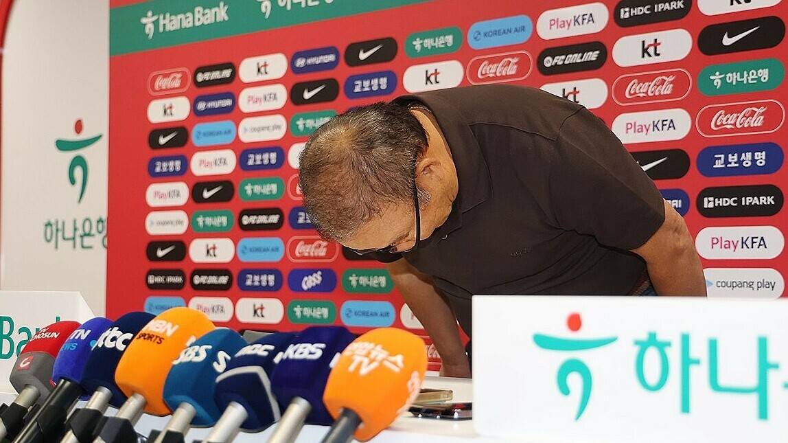 Ông Park cúi đầu xin lỗi khi Hàn Quốc thất bại ở World Cup