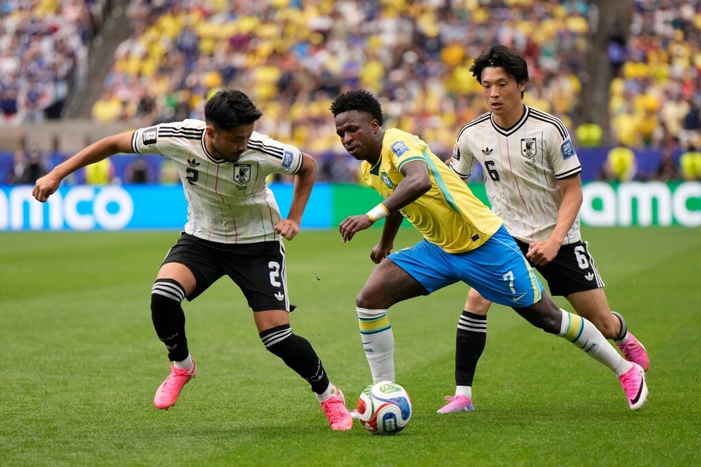 Yukinari Sugawara (2), left, tries to stop Brazil's Vinicius Junior (7) during Brazil vs Japan match in World Cup 2026 round of 16 in Houston, US on June 29, 2026. Photo: AP