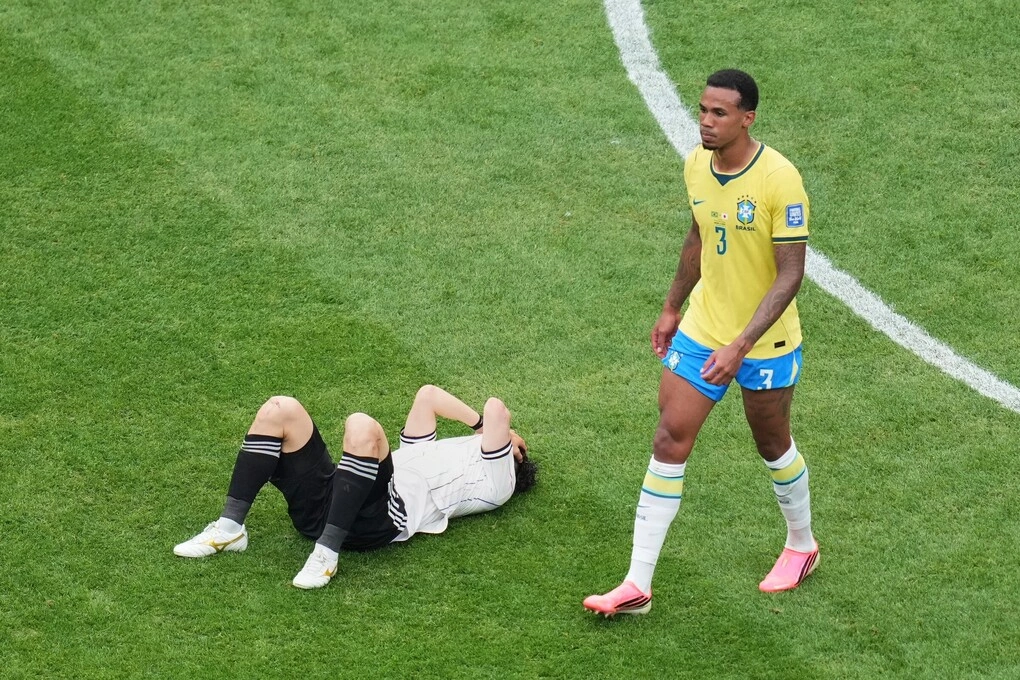 Ao Tanaka (7) nằm ôm mặt sau khi trận Brazil gặp Nhật Bản ở vòng 1/16 World Cup 2026 trên sân Houston, Mỹ ngày 29/6 kết thúc. Ảnh: AP