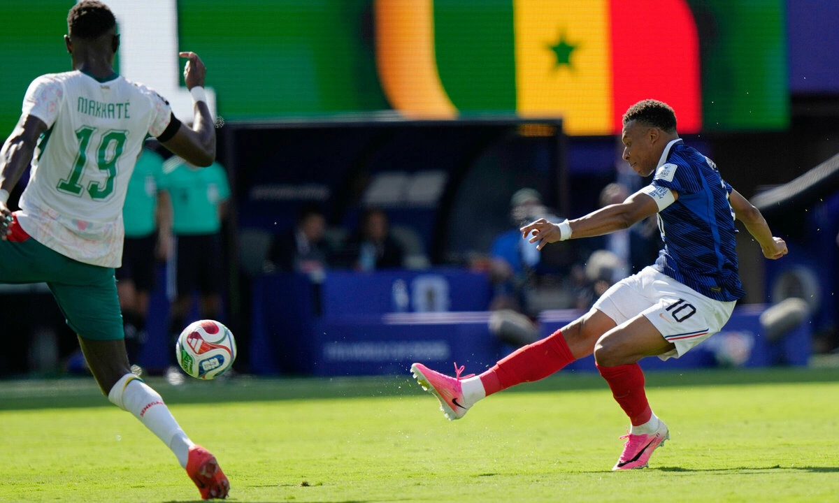 Vì sao Mbappe thường phải ngả người khi sút?