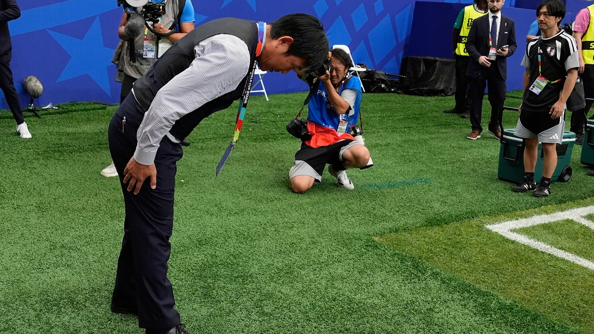 HLV Nhật Bản cúi đầu tri ân khán giả ở World Cup 2026