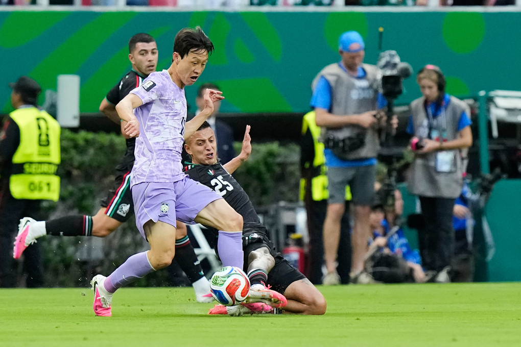 Tiền vệ Hàn Quốc Lee Jae-sung (10) tranh chấp với Roberto Alvarado (25) trong trận Hàn Quốc thua Mexico 0-1 ở lượt hai bảng A World Cup 2026 ở Zapopan, Guadalajara, Mexico ngày 18/6/2026. Ảnh: AP