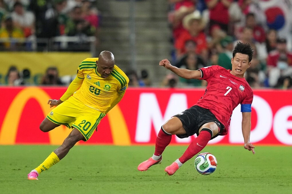 Tiền đạo Hàn Quốc Son Heung-min (số 7) tranh chấp với Khuliso Mudau (20) trong trận Hàn Quốc thua Nam Phi 0-1 ở lượt cuối bảng A World Cup 2026, trên sân Monterrey ở Mexico, ngày 24/6/2026. Ảnh: AP
