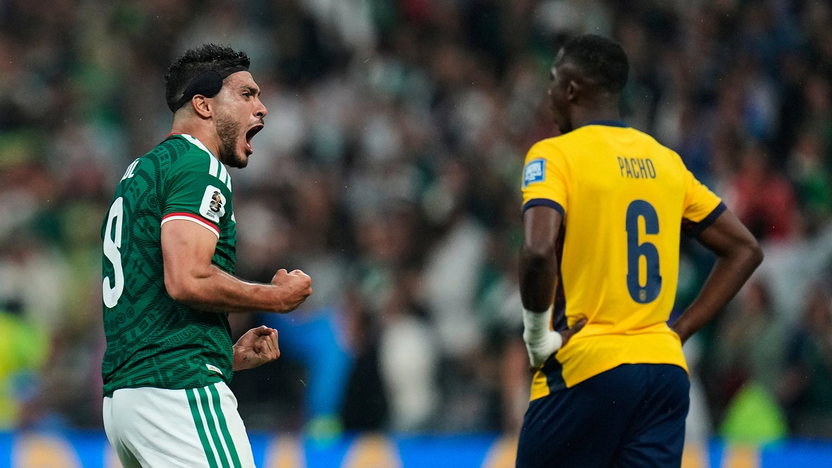 Bão lớn 'bắt cóc' trận Mexico vs Ecuador — photo: VnExpress Sports