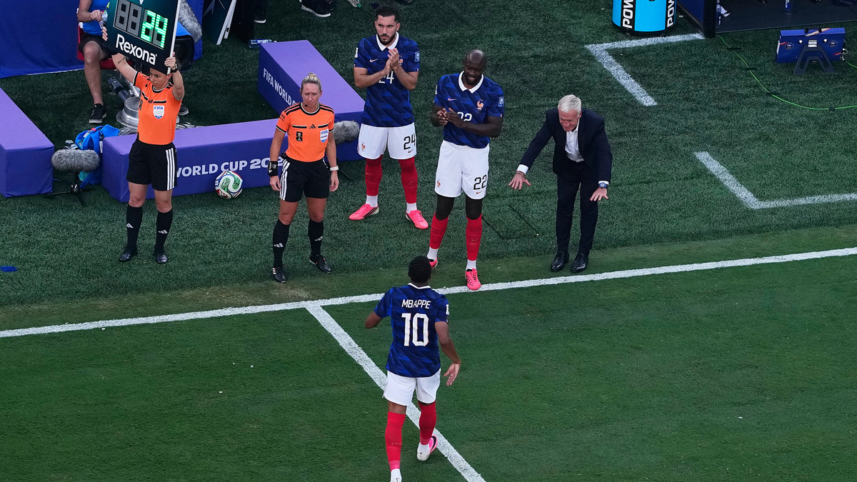 HLV Deschamps cúi đầu trước Mbappe