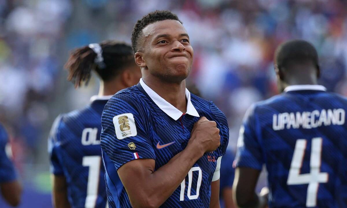 Mbappe không muốn đua ghi bàn với Messi