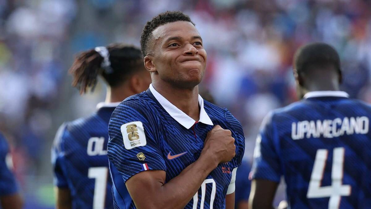 Mbappe không muốn đua ghi bàn với Messi