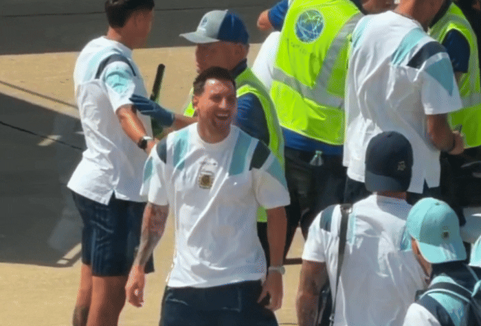 Messi cười lớn khi đồng đội bị thu đồ ở Mỹ