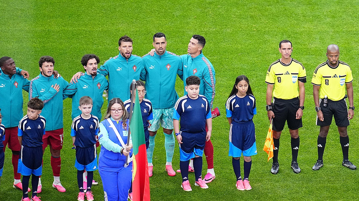 Vì sao Ronaldo đứng nghiêng khi chào cờ?