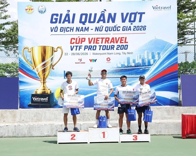 Hoàng Thành Trung (thứ hai từ trái sang) nhận cup vô địch nội dung đơn nam tại VTF Pro Tour 200 năm 2026, tại Tây Ninh hôm 28/6. Ảnh: BTC
