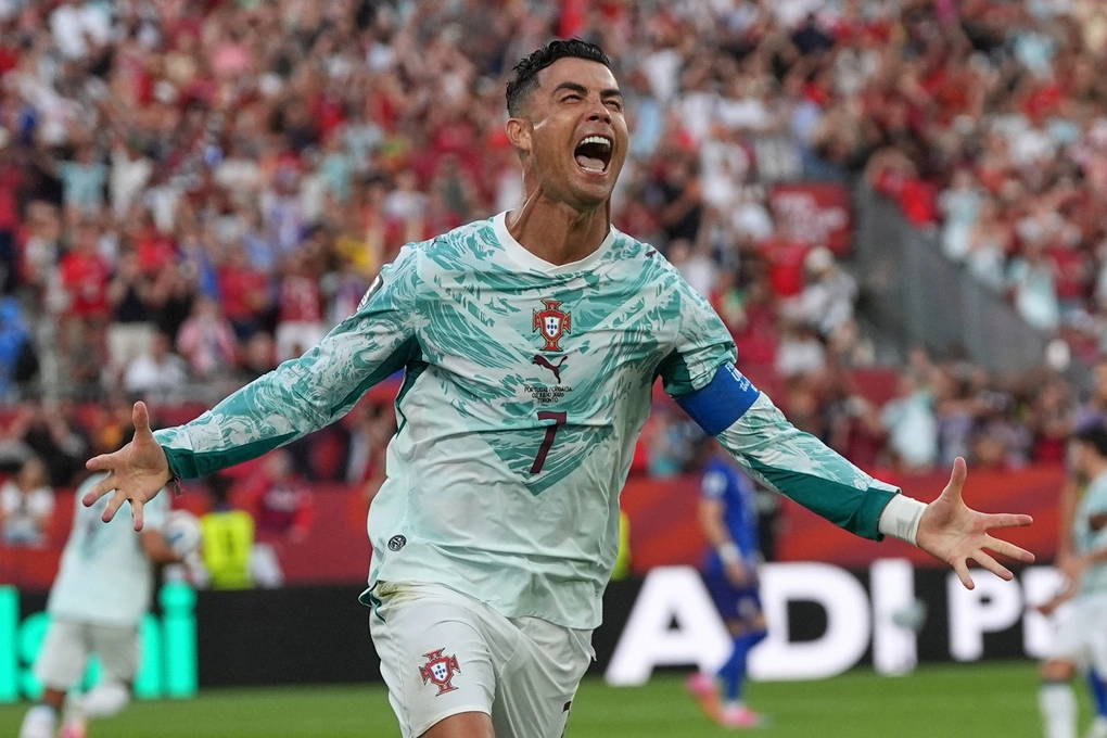 Cristiano Ronaldo mừng bàn gỡ hòa cho Bồ Đào Nha trong trận thắng Croatia 2-1 ở vòng 1/16 World Cup 2026 trên sân Toronto ở Canada. Ảnh: AP