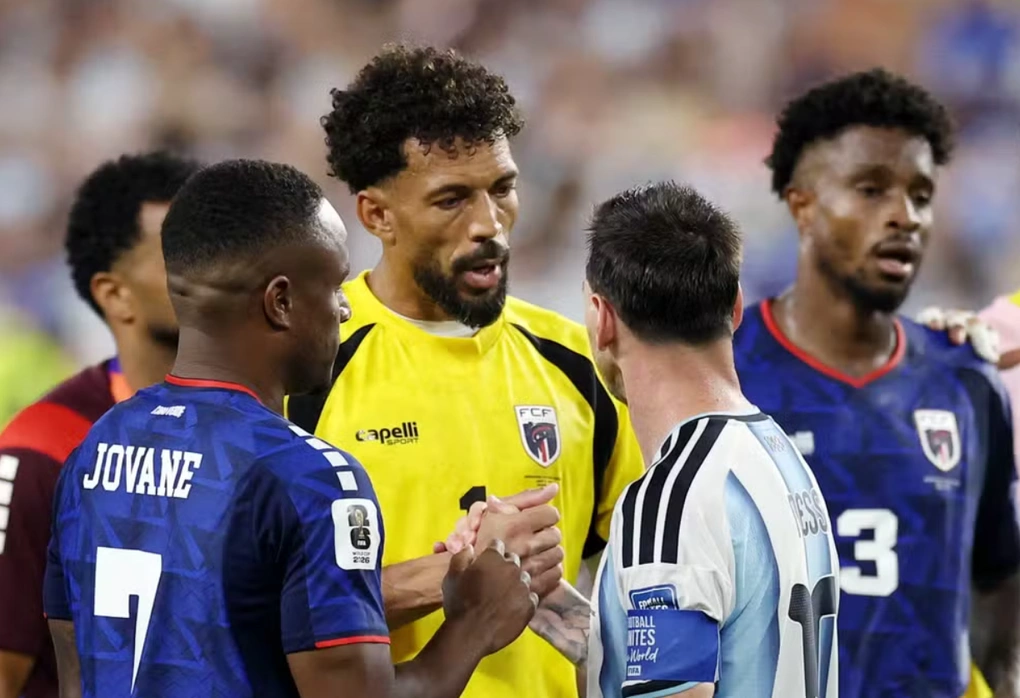 Vozinha (áo vàng) bắt tay Lionel Messi sau trận Cape Verde thua Argentina 2-3 2 ở vòng 1/16 World Cup 2026 trên sân Miami, thành phố Miami Gardens, bang Florida, Mỹ, ngày 3/7/2026. Ảnh: Reuters