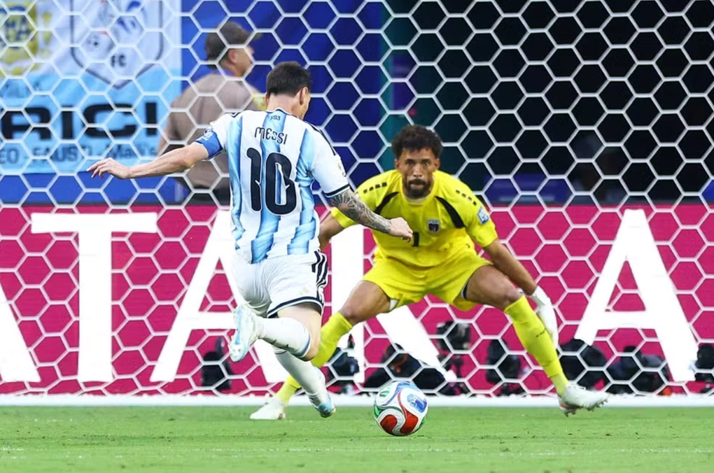 Vozinha cản cú đá trong thế đối mặt của Messi. Ảnh: Reuters