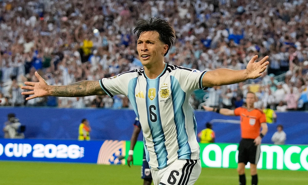 Trung vệ Argentina được cứu rỗi nhờ vợ con