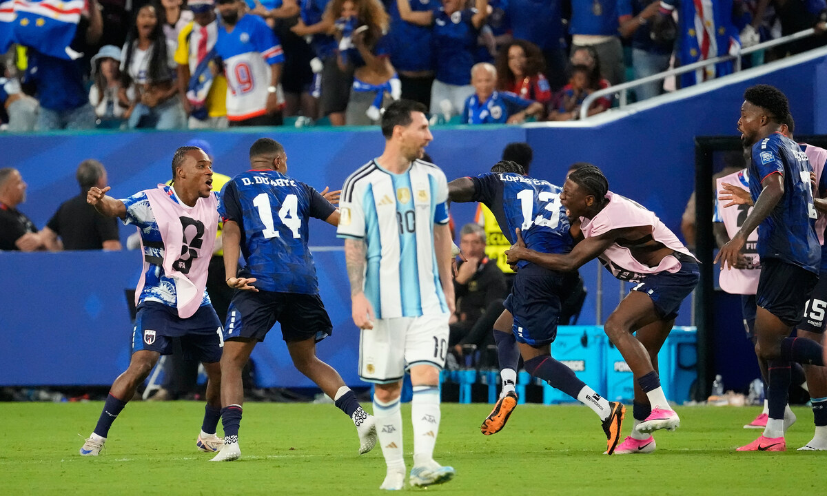 Henry và Ibrahimovic kêu gọi FIFA trao cup cho Cape Verde