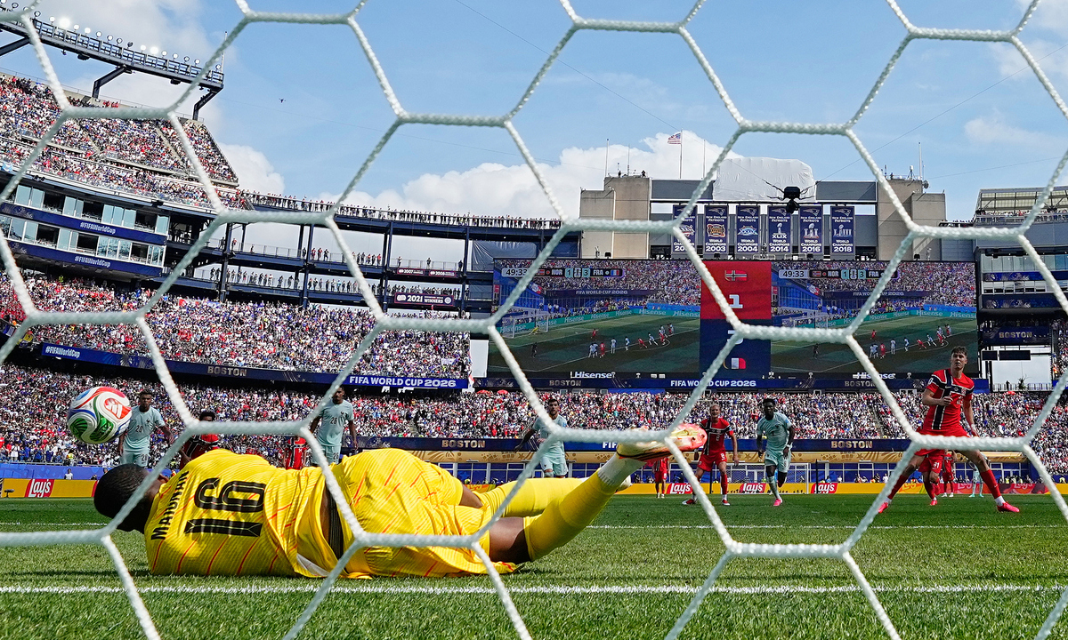 Vì sao Pháp luôn có thủ môn mặc áo 16 ở World Cup?