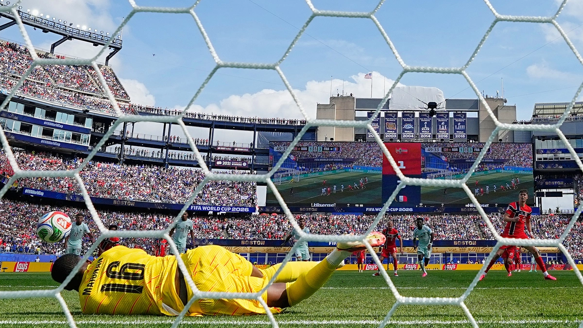 Vì sao Pháp luôn có thủ môn mặc áo 16 ở World Cup?
