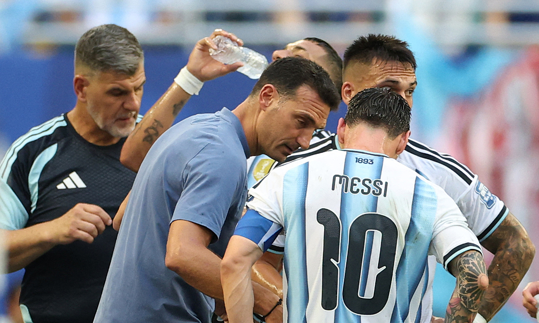 Chỉ đạo trực tiếp từ HLV Scaloni giúp Messi ghi bàn