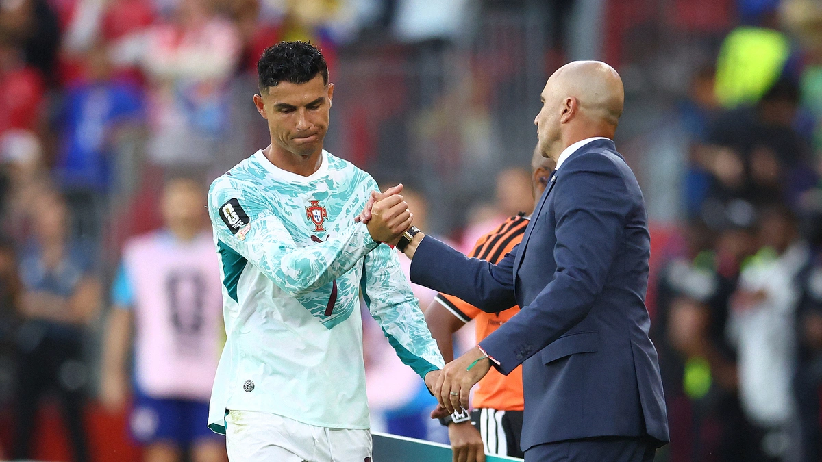 Figo: 'Có những cầu thủ Bồ Đào Nha không muốn Ronaldo trong đội'