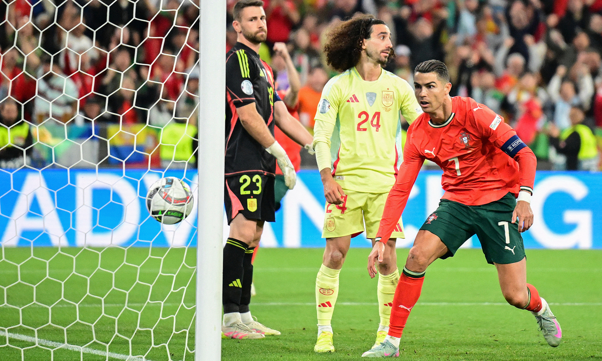 Thủ môn Tây Ban Nha: 'Phải ngăn Ronaldo vào cấm địa bằng mọi giá'