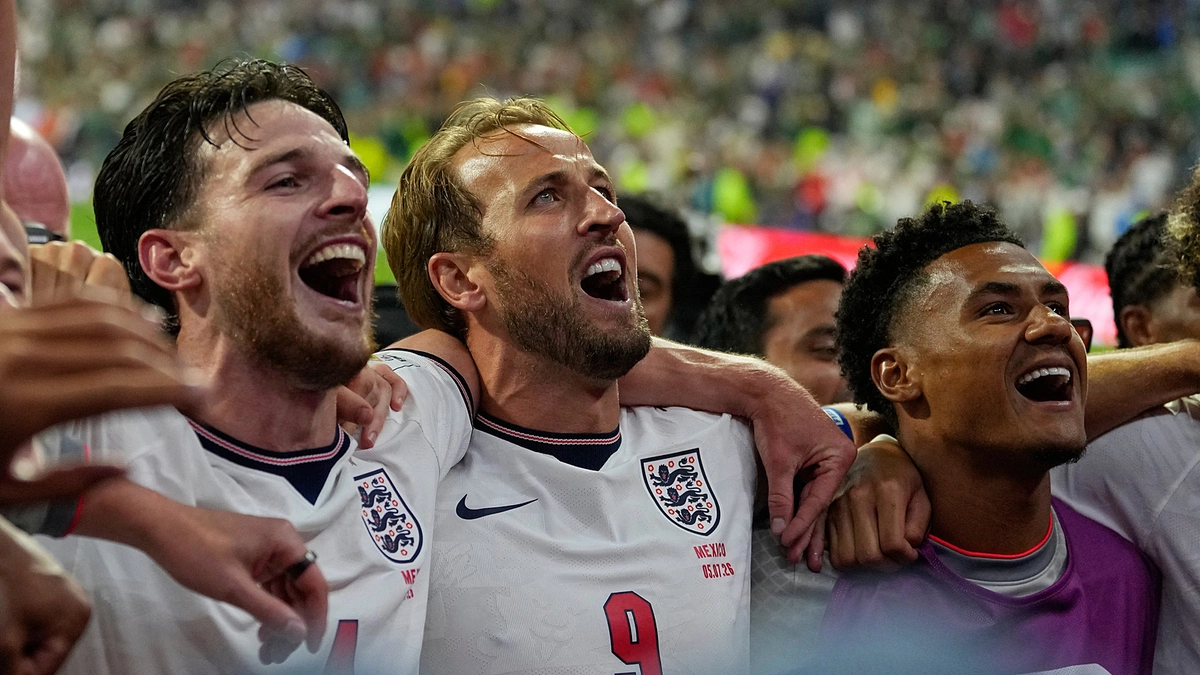 Harry Kane mất giọng sau trận thắng Mexico