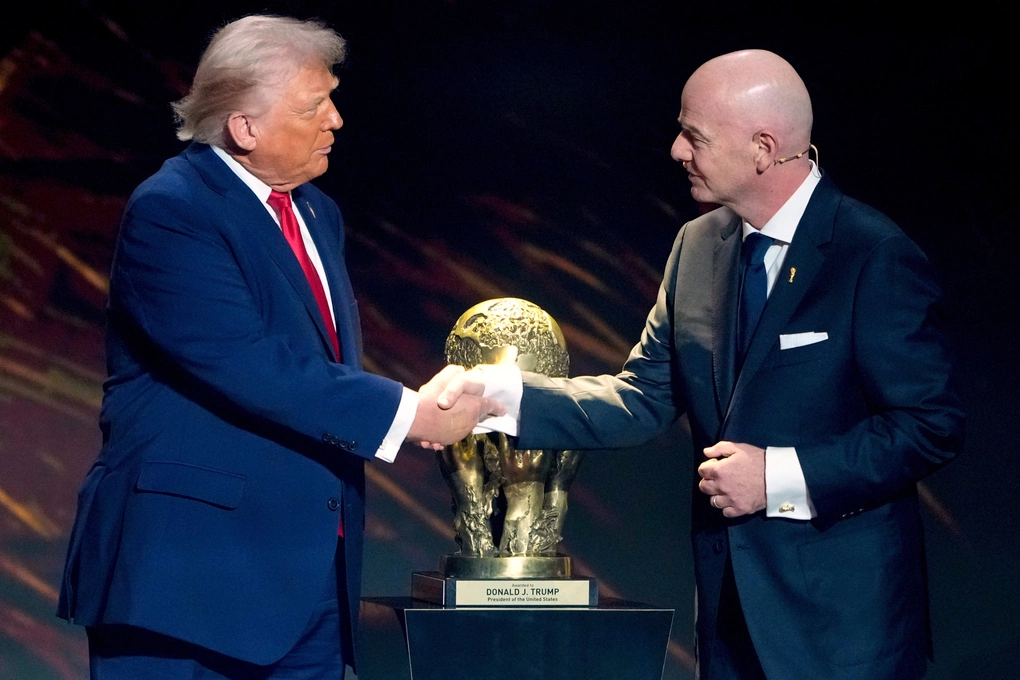 Chủ tịch FIFA Gianni Infantino (phải) trao Giải thưởng Hòa bình FIFA cho Tổng thống Mỹ Donald Trump tại lễ bốc thăm World Cup 2026 ở Trung tâm Biểu diễn Nghệ thuật Kennedy, Washington D.C., Mỹ ngày 5/12/2025. Ảnh: AP
