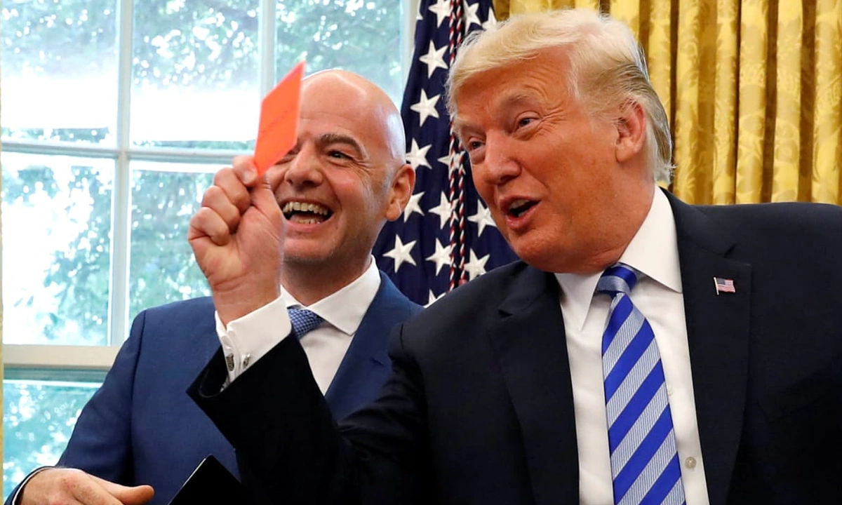 Tổng thống Trump có thể đã 'xin xóa án treo giò cho tiền đạo Mỹ'