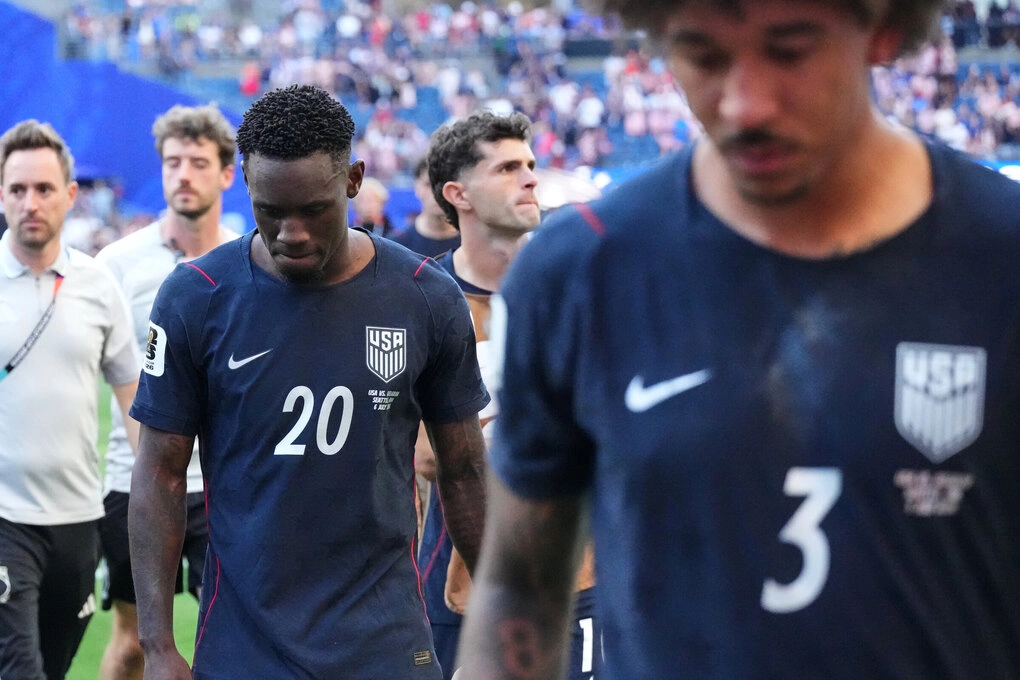 Tiền đạo Mỹ Folarin Balogun (20) đi vào đường hầm sau trận thua Bỉ 1-4 ở vòng 1/8 World Cup 2026, trên sân Seattle, Mỹ ngày 6/7/2026. Ảnh: AP