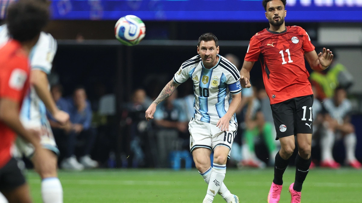 Argentina 0-1 Ai Cập (H1): Messi sút trượt penalty