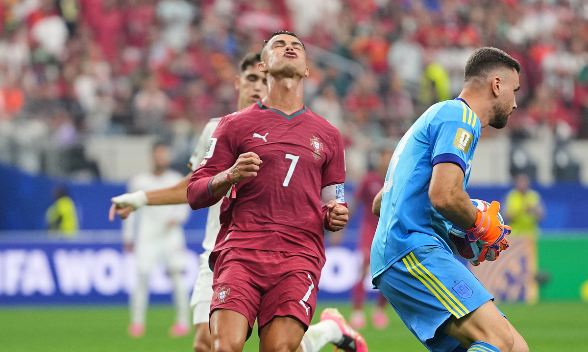 Bồ Đào Nha 0-0 Tây Ban Nha (hết H1): Nhiều cơ hội cho Ronaldo