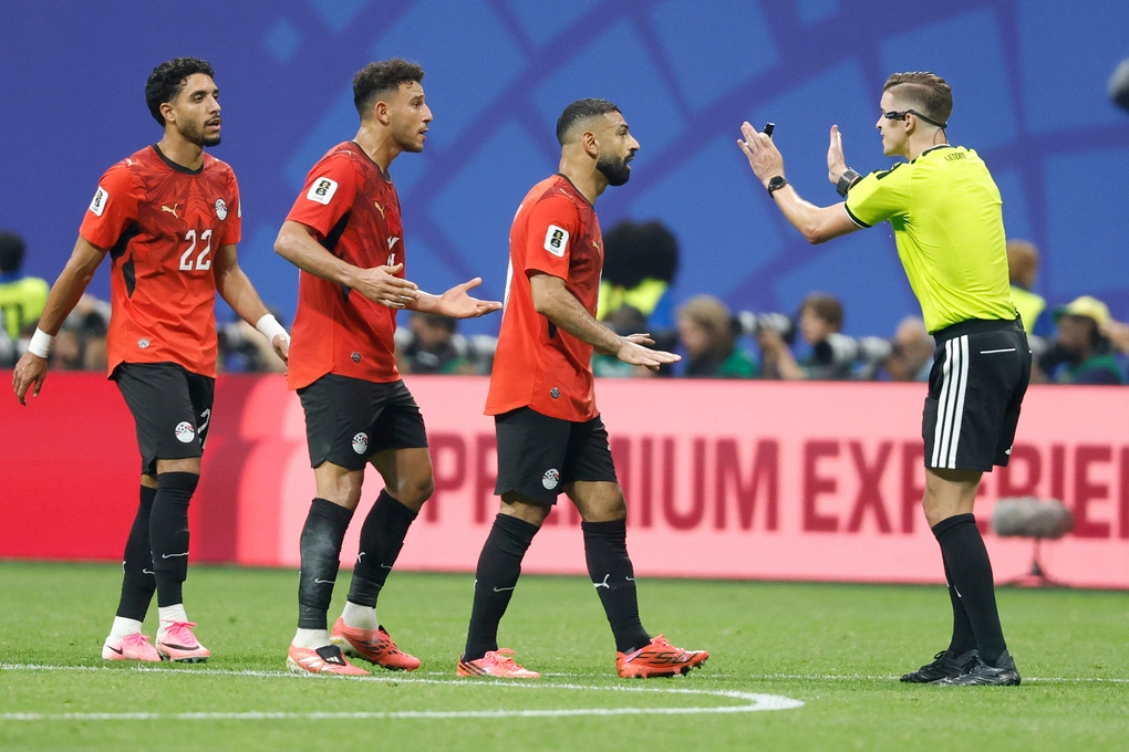Mohamed Salah (10) của Ai Cập trao đổi với trọng tài Francois Letexier (Pháp) trong trận Argentina thắng Ai Cập 3-2 ở vòng 1/8 World Cup trên sân Atlanta, ngày 7/7/2026. Ảnh: AP