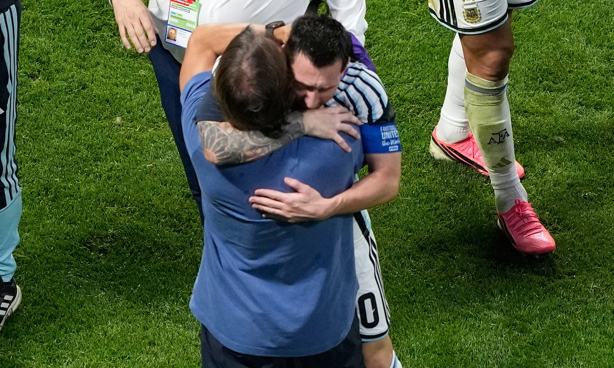 HLV Scaloni thán phục tinh thần không bỏ cuộc của Messi