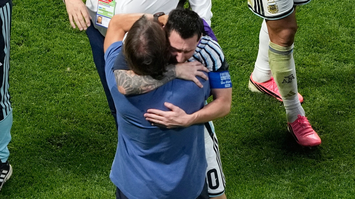 HLV Scaloni thán phục tinh thần không bỏ cuộc của Messi