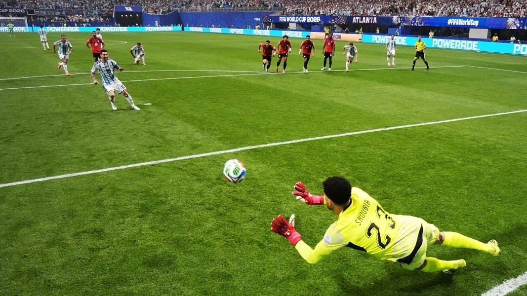 Vì sao Messi thường xuyên sút hỏng phạt đền?