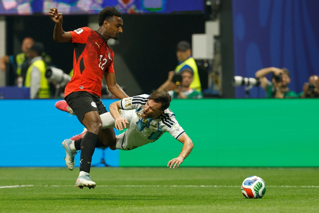 Haissem Hassan phạm lỗi với Nicolas Tagliafico trong trận Argentina thắng Ai Cập 3-2 Haissem Hassan phạm lỗi với Nicolas Tagliafico trong trận Argentina thắng Ai Cập