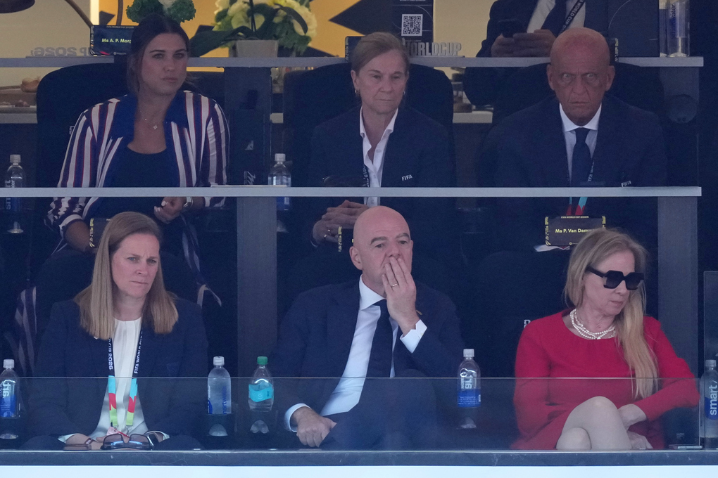 Chủ tịch FIFA Gianni Infantino dự khán trận Mỹ vs Bỉ cùng ban lãnh đạo và trưởng ban trọng tài Collina Chủ tịch FIFA Gianni Infantino dự khán trận Mỹ thua Bỉ cùng Trưởng ban Trọng tài Pierluigi Collina