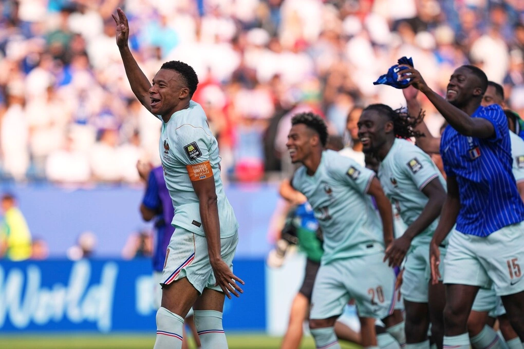 Mbappe (trái) mừng cùng các đồng đội sau khi Pháp thắng Morocco 2-0 ở tứ kết World Cup 2026 trên sân Boston, Mỹ ngày 9/7. Ảnh: AP