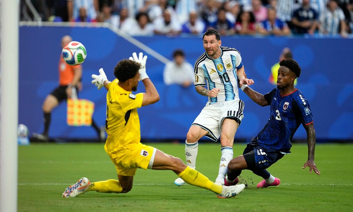 Bí quyết đi bộ vẫn tỏa sáng của Messi