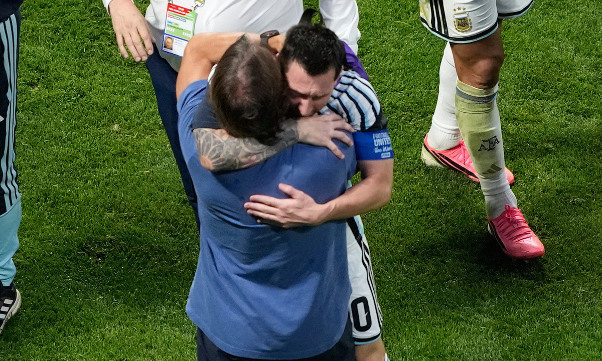 Scaloni: 'Messi vẫn là cầu thủ hay nhất thế giới'
